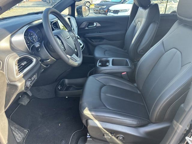 New 2026 Chrysler Pacifica Select image 9