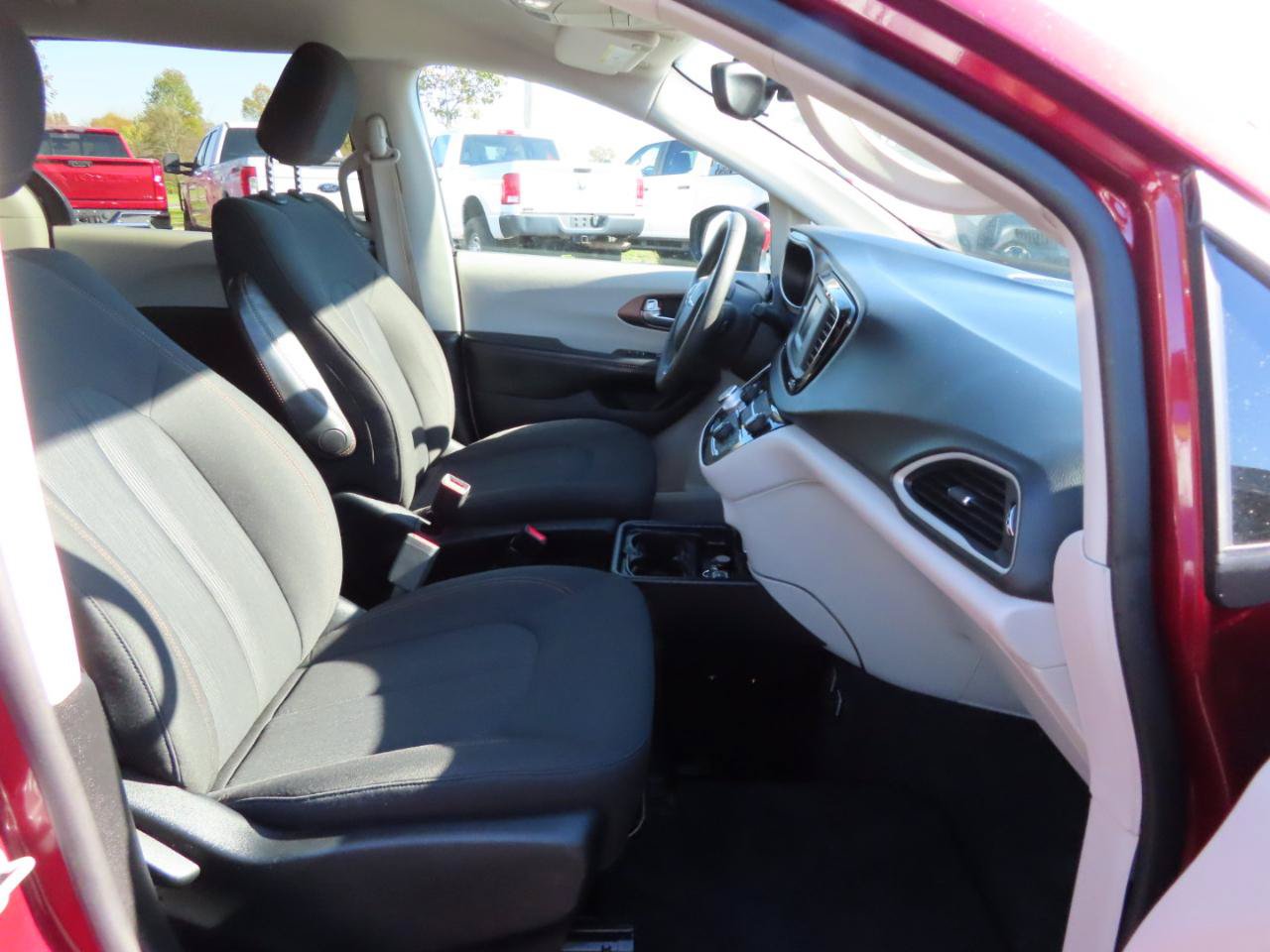 Used 2017 Chrysler Pacifica Touring FWD image 38
