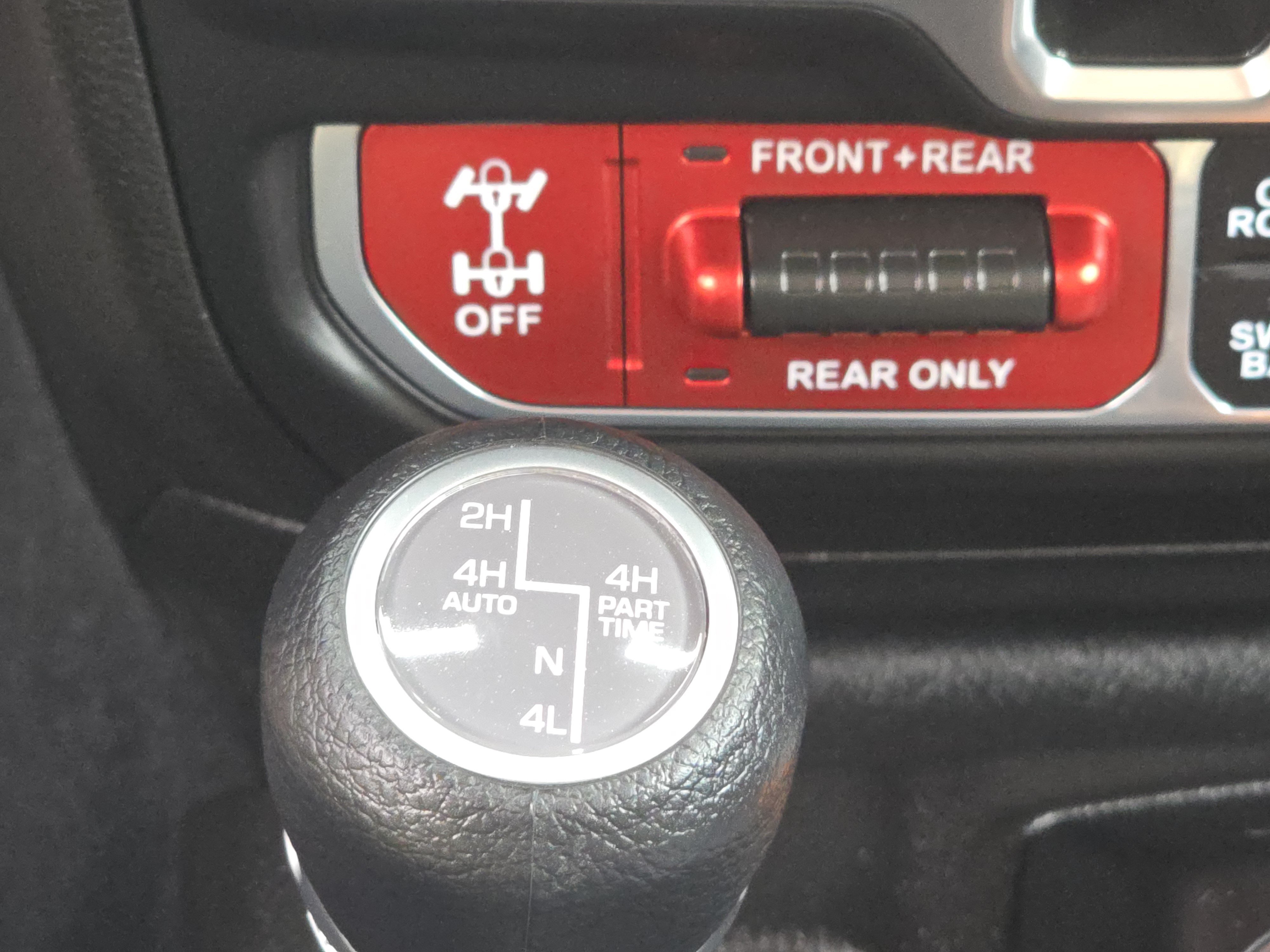 Used 2025 Jeep Wrangler Unlimited Rubicon 4xe w/ Convenience Group AWD/4WD image 13