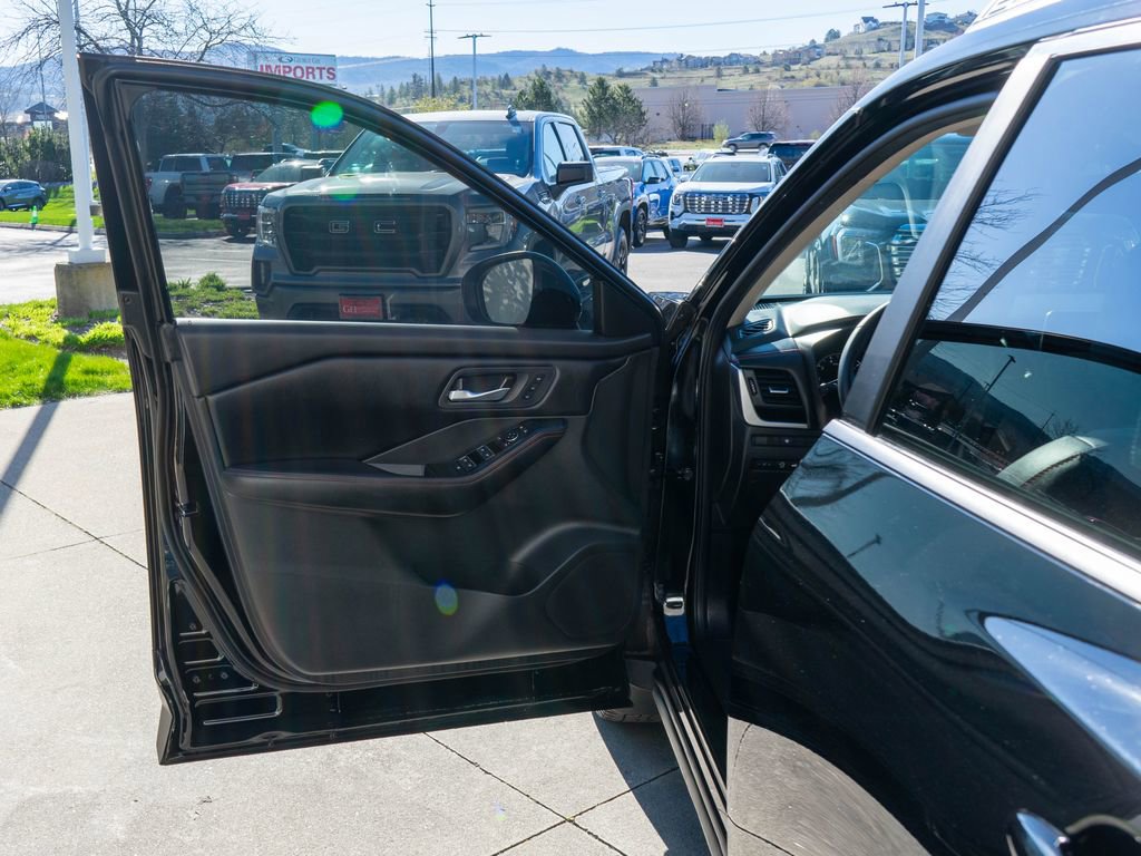 Used 2025 Nissan Rogue SV w/ Rock Creek Premium Package AWD/4WD image 16