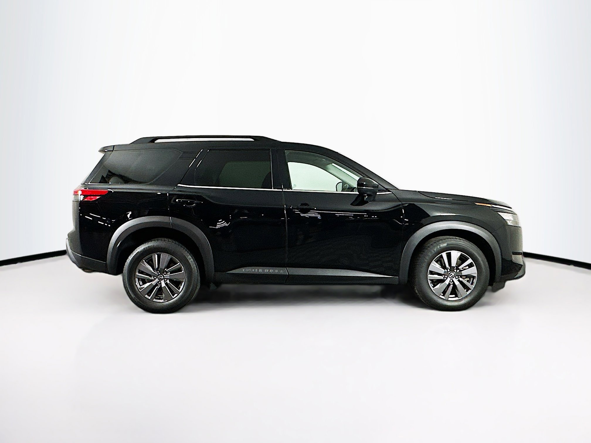 Used 2024 Nissan Pathfinder SV image 10