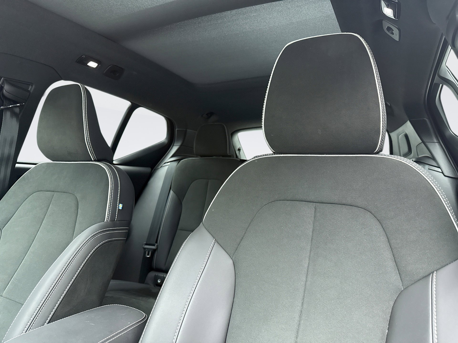 Used 2025 Volvo XC40 B5 Plus AWD/4WD image 9