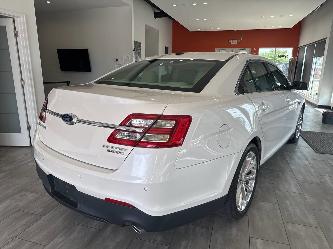 Used 2013 Ford Taurus Limited FWD image 15