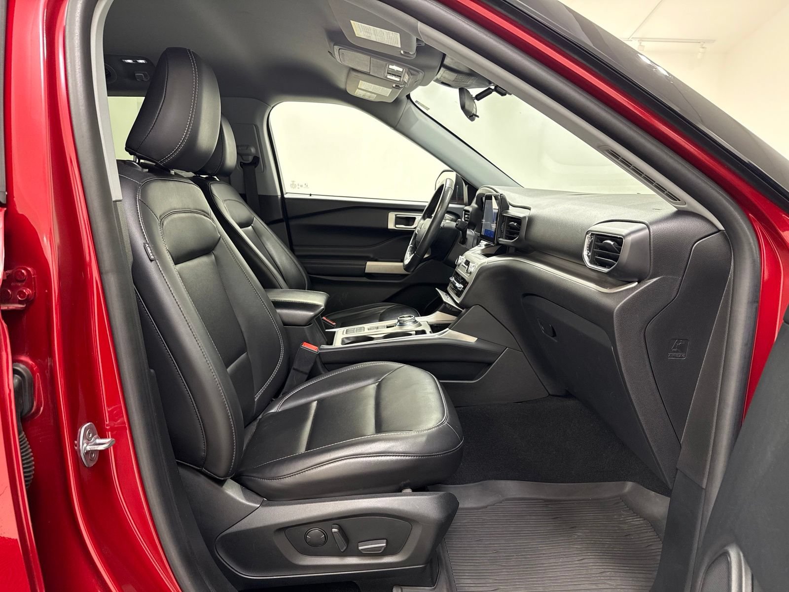 Used 2021 Ford Explorer XLT w/ Equipment Group 202A RWD image 28