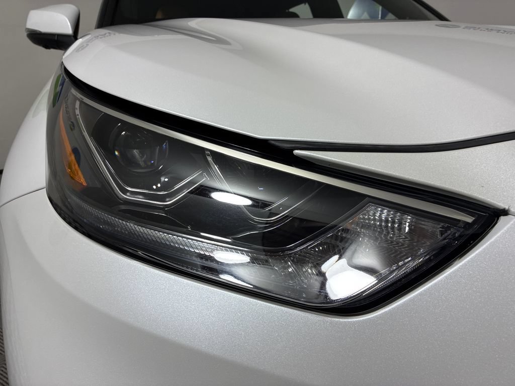 Used 2025 Toyota Highlander Platinum AWD/4WD image 2