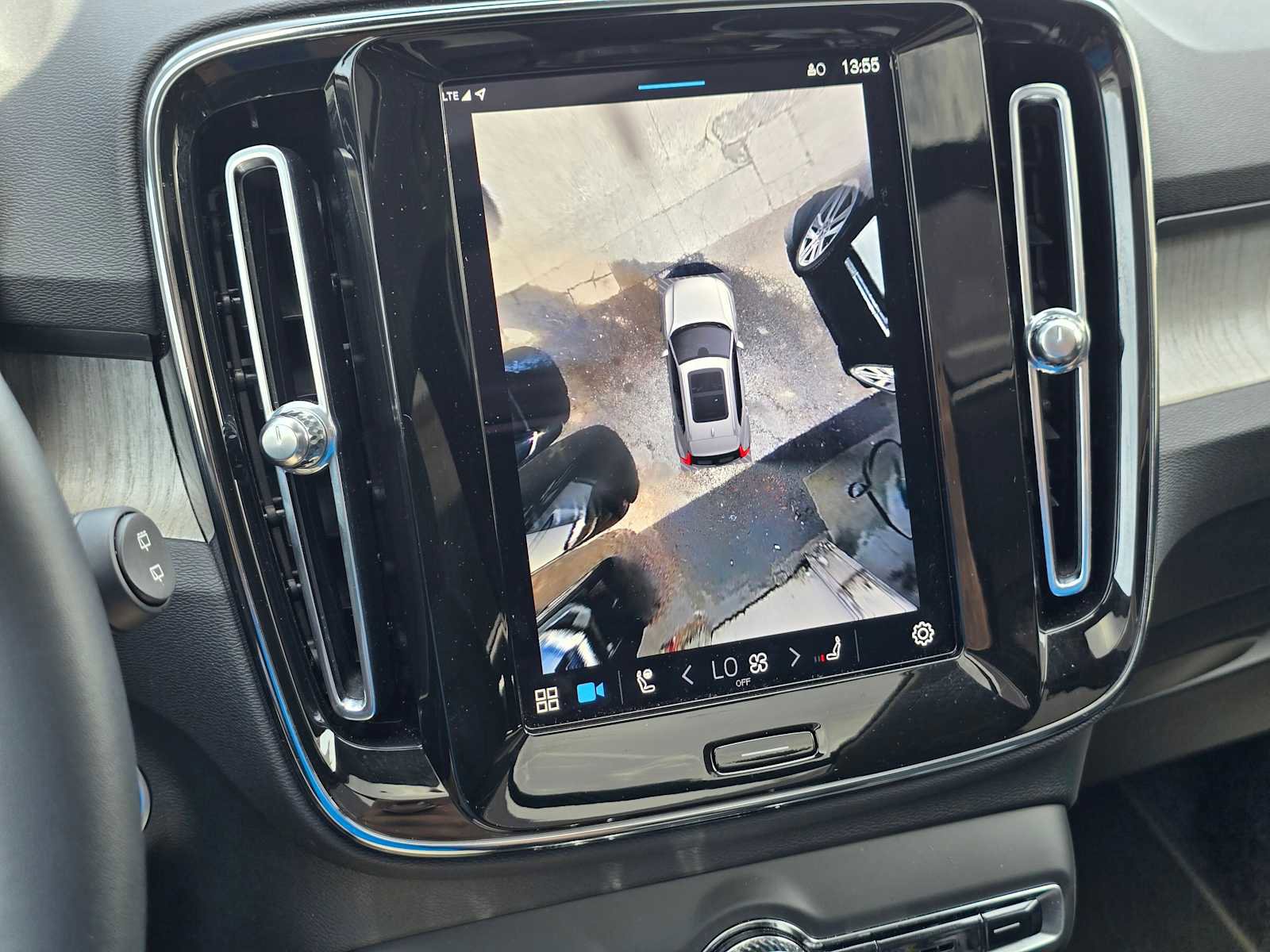 Certified 2024 Volvo XC40 B5 Plus image 25