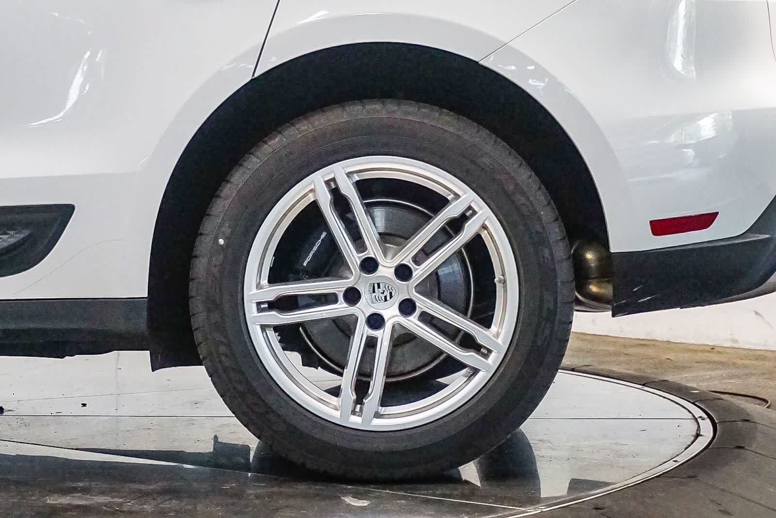 Certified 2025 Porsche Macan AWD/4WD image 10