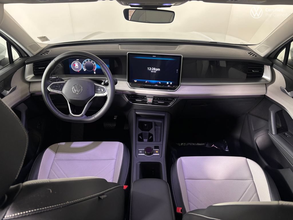 Used 2025 Volkswagen Tiguan SE AWD/4WD image 16