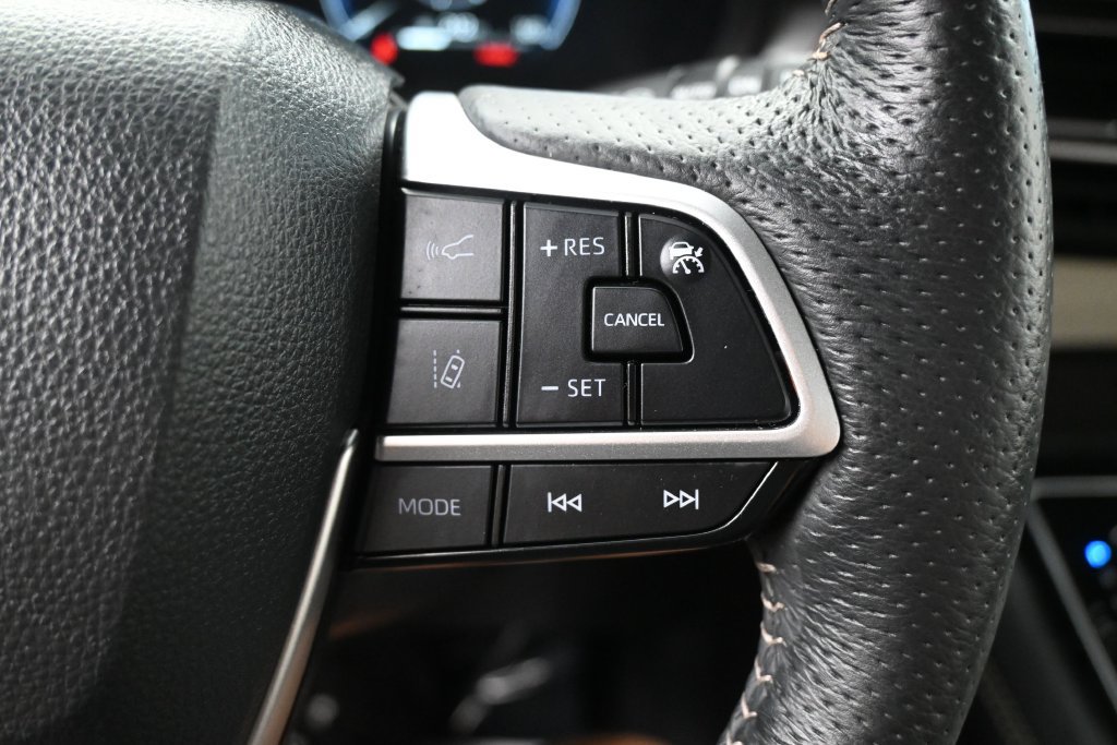 Used 2025 Toyota Sienna Platinum AWD/4WD image 13