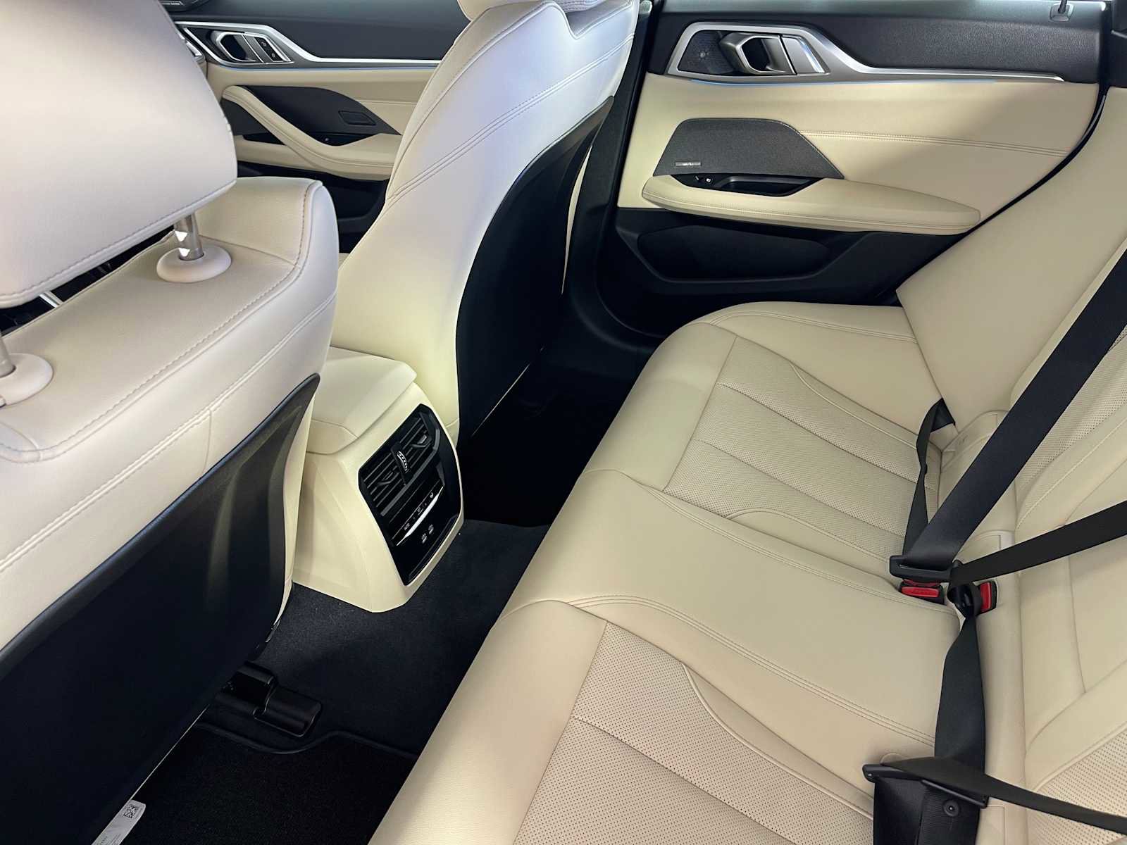 Used 2025 BMW i4 eDrive40 w/ Premium Package image 31