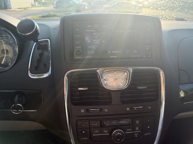Used 2013 Chrysler Town & Country Touring FWD image 10