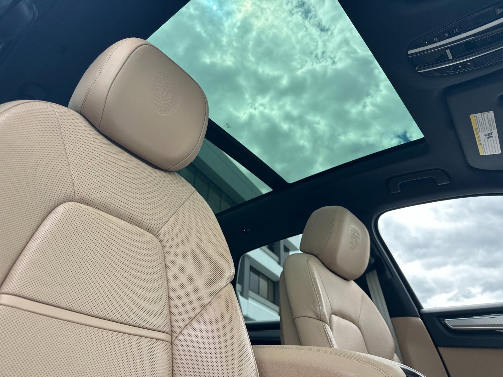 Certified 2023 Porsche Cayenne Platinum Edition image 17