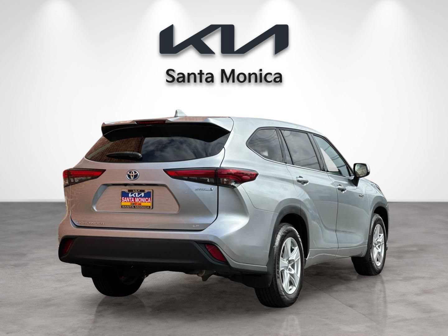 Used 2021 Toyota Highlander LE AWD/4WD image 6