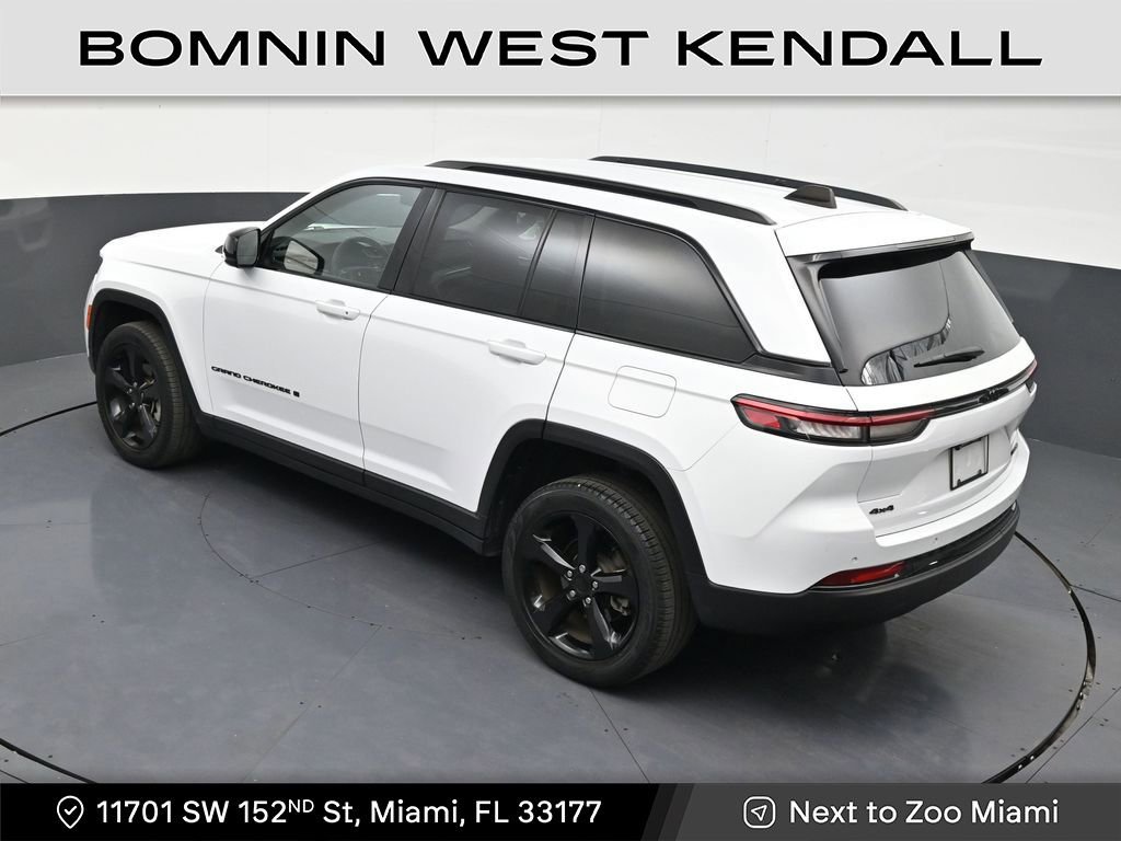 Used 2024 Jeep Grand Cherokee Limited w/ Black Appearance Package image 15