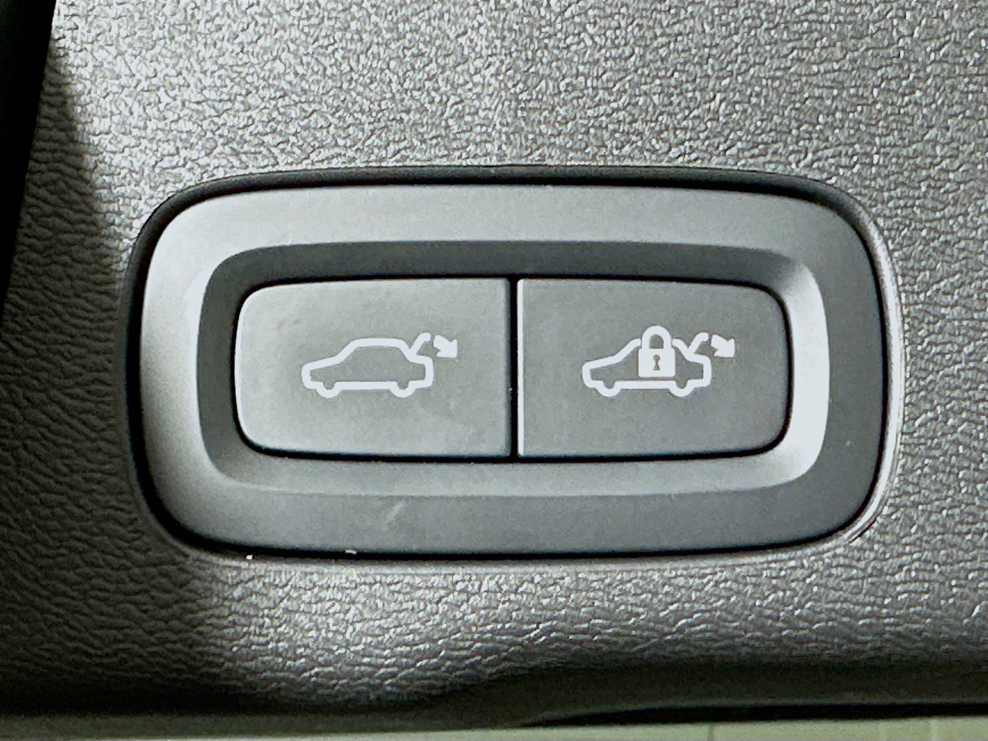 Used 2025 Volvo XC60 B5 Plus image 28