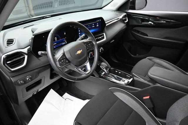 Used 2025 Chevrolet TrailBlazer LT w/ LT Cold Weather Package FWD image 19