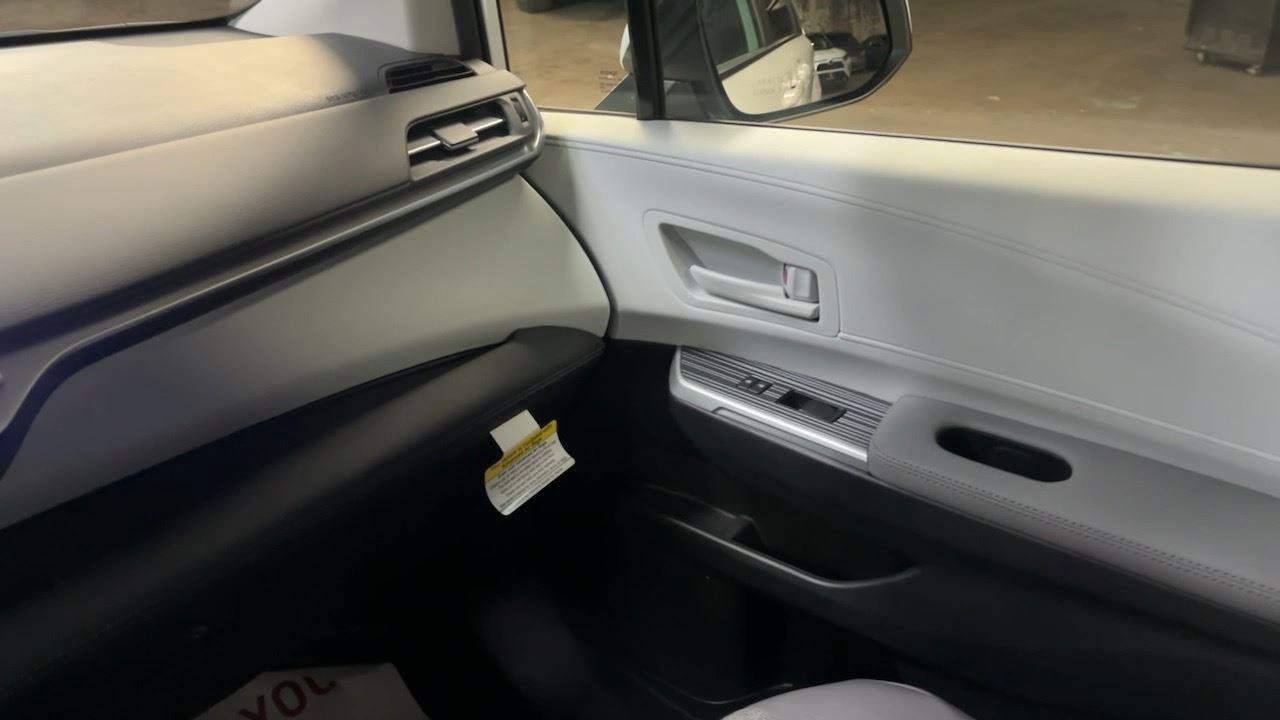 Used 2025 Toyota Sienna LE image 24
