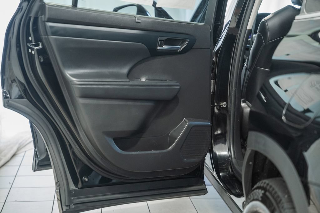 Used 2022 Toyota Highlander XLE AWD/4WD image 38