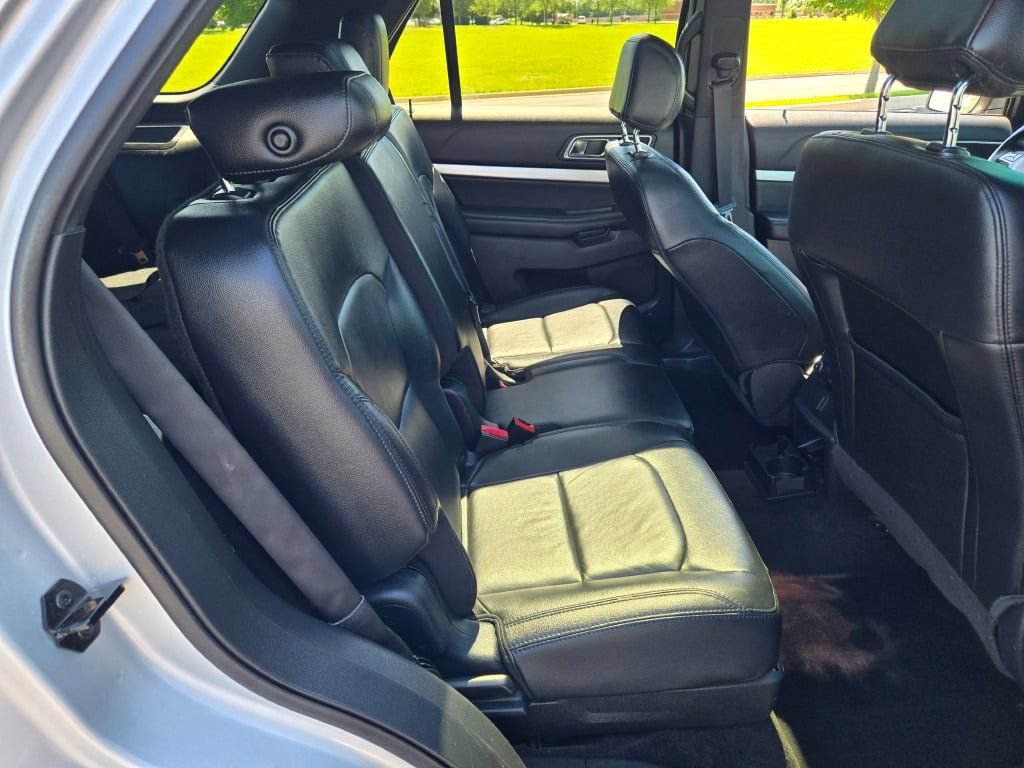 Used 2016 Ford Explorer XLT w/ Equipment Group 202A AWD/4WD image 10