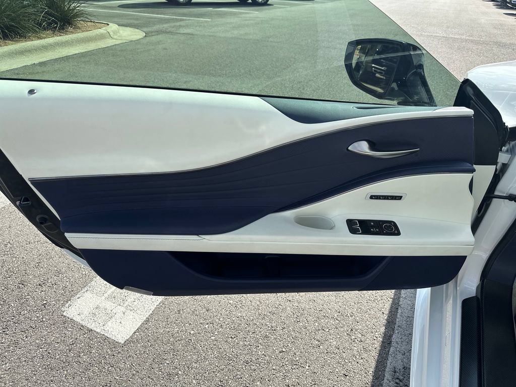 Used 2024 Lexus LC 500 Convertible RWD image 15