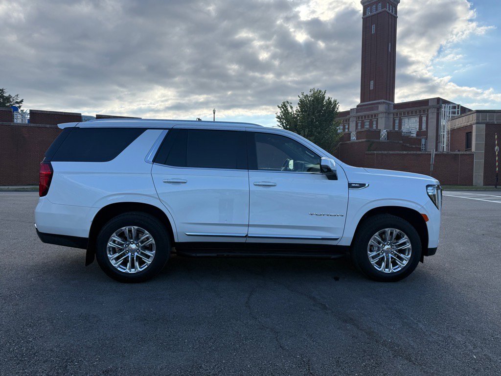 Used 2024 GMC Yukon SLT w/ SLT Luxury Package image 5