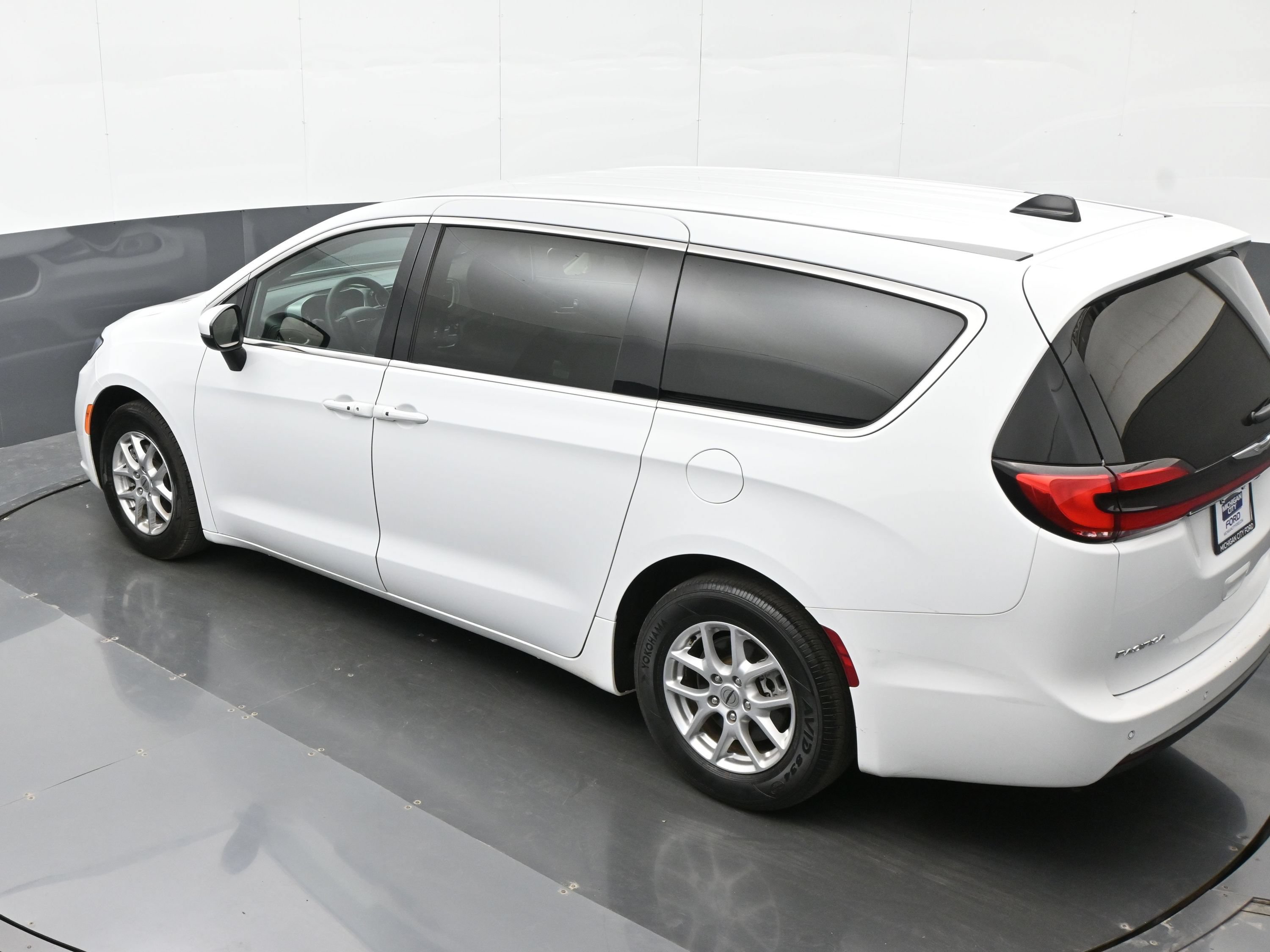 Used 2023 Chrysler Pacifica Touring FWD image 41