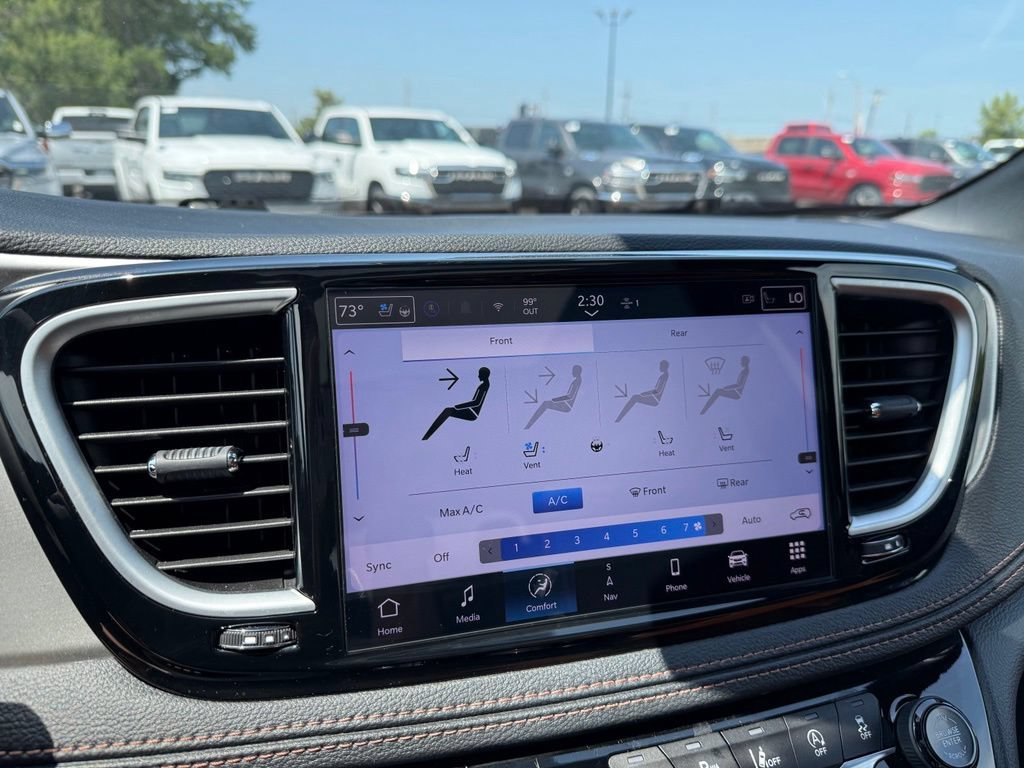 Used 2025 Chrysler Pacifica Pinnacle w/ Trailer Tow Group FWD image 18