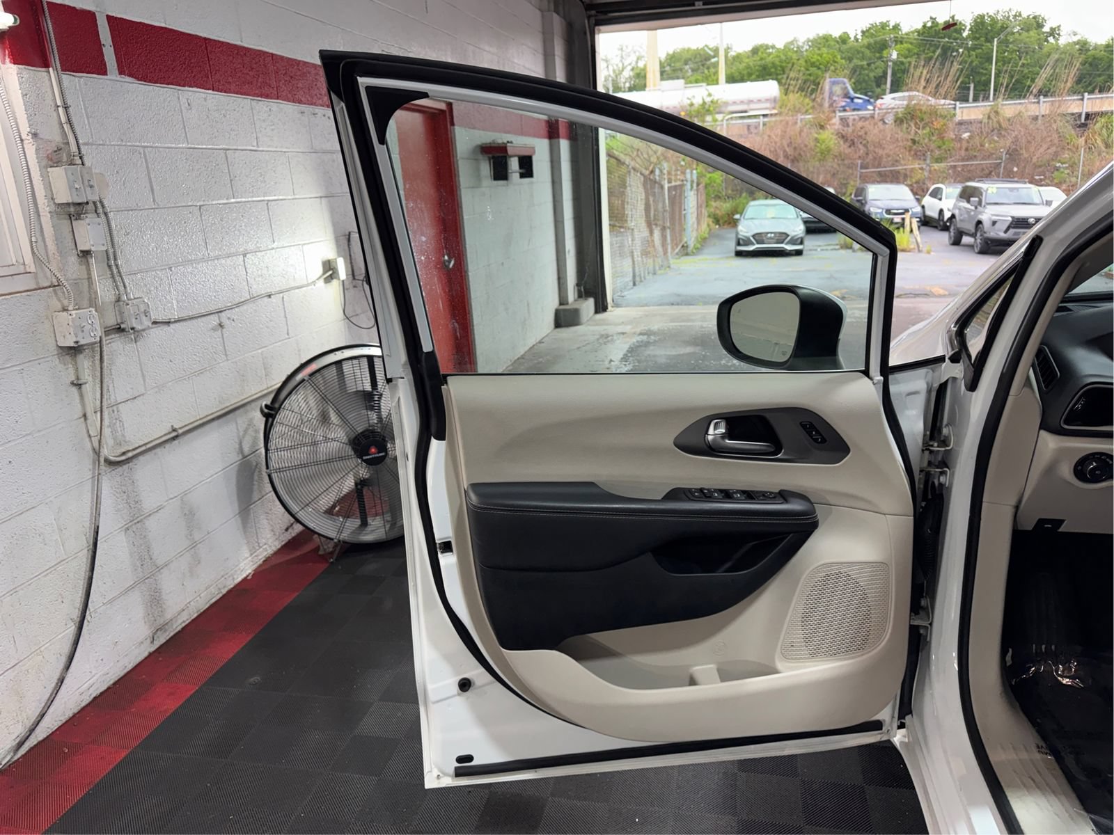 Used 2023 Chrysler Pacifica Touring-L FWD image 19