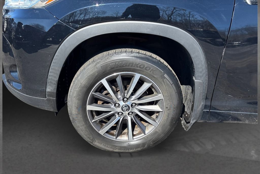Used 2018 Toyota Highlander XLE w/ Carpet Mat Package (TMS) AWD/4WD image 12