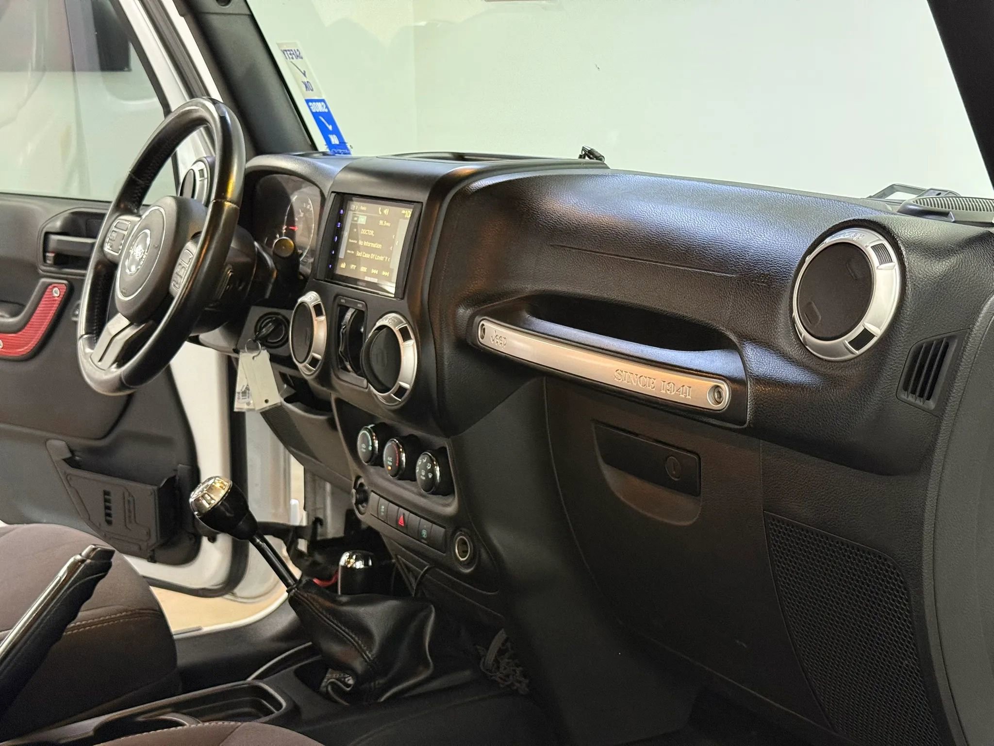 Used 2015 Jeep Wrangler Unlimited Rubicon image 14