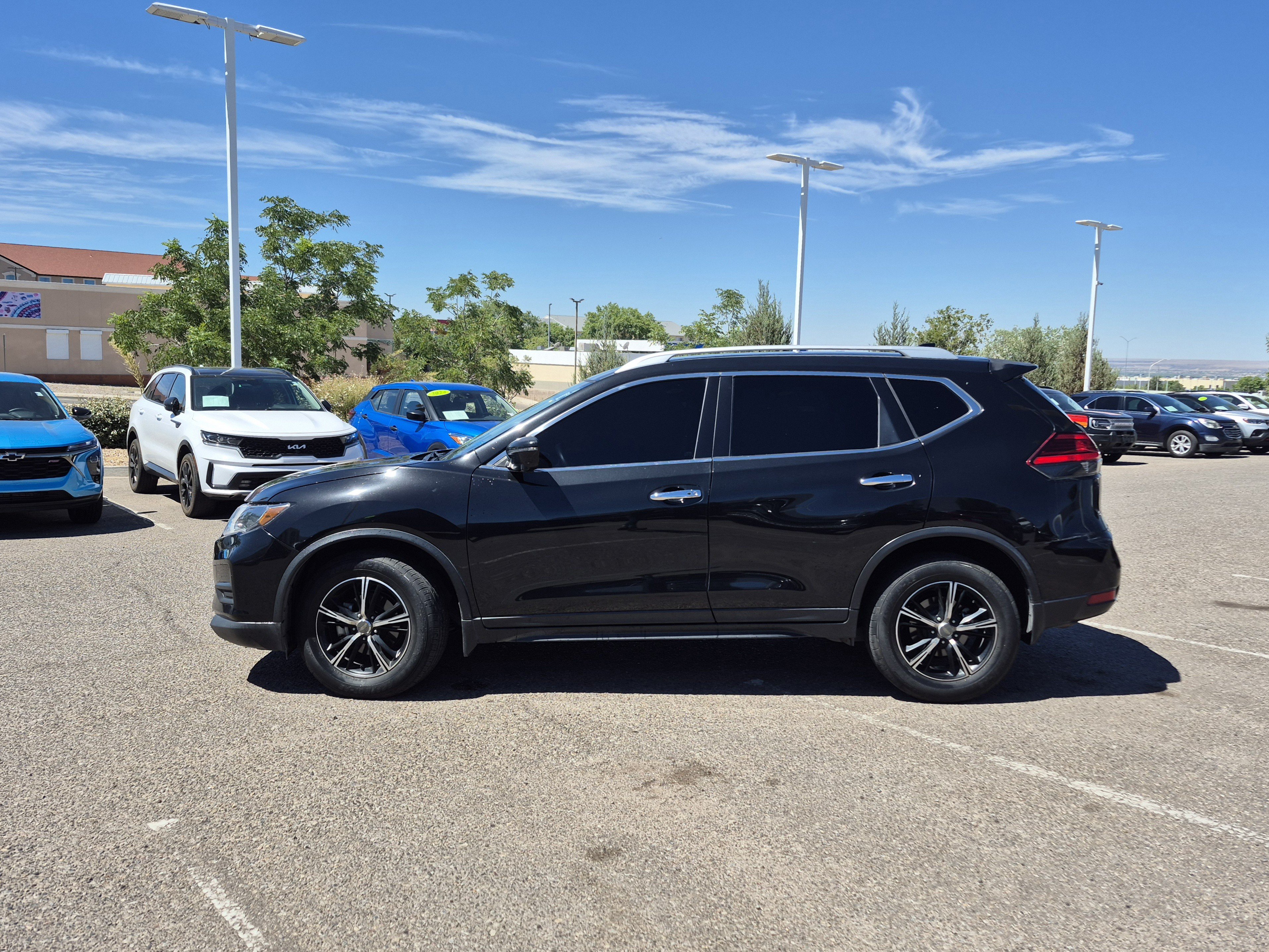 Used 2017 Nissan Rogue SV w/ SV Premium Package FWD video 2