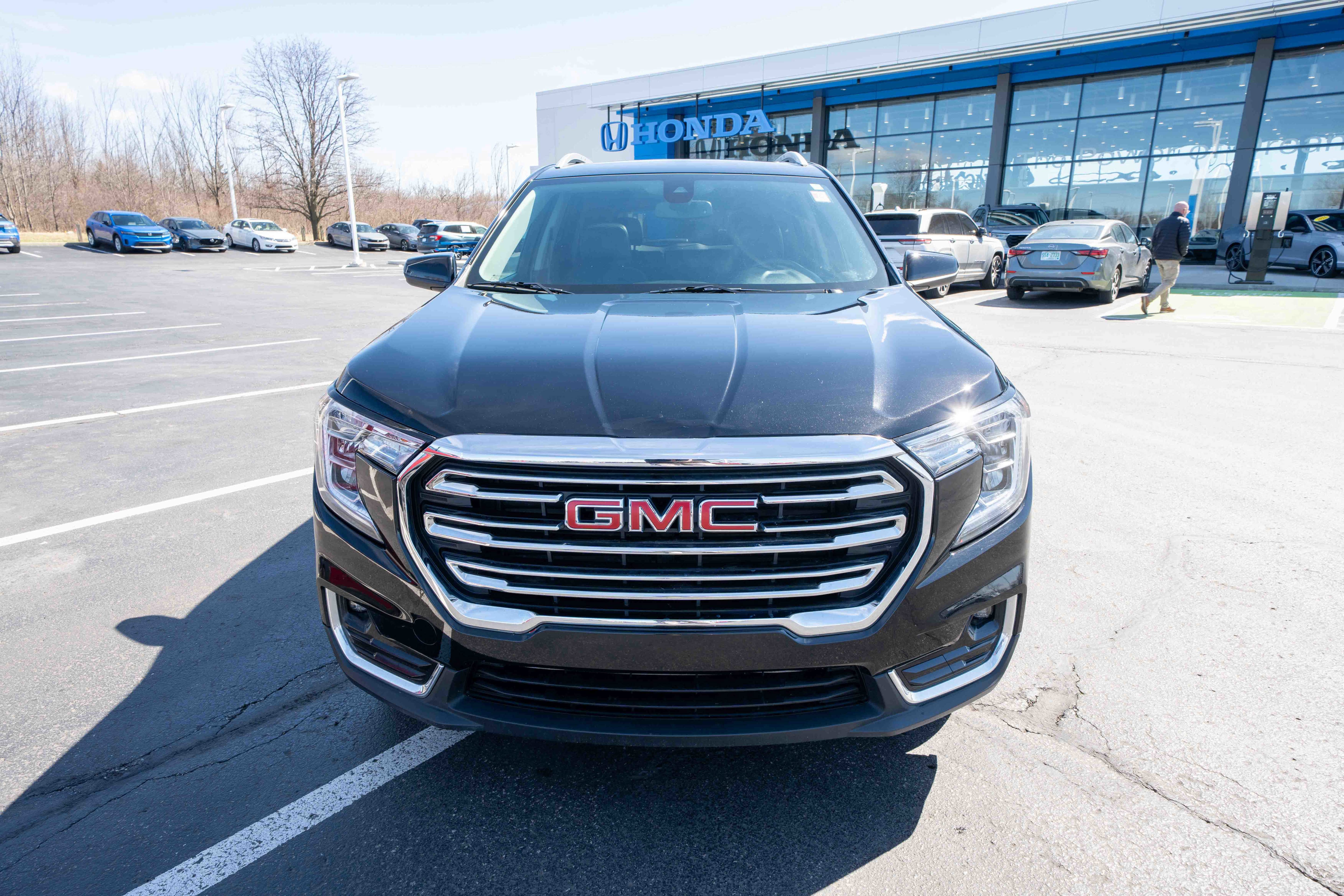 Used 2022 GMC Terrain SLT image 2