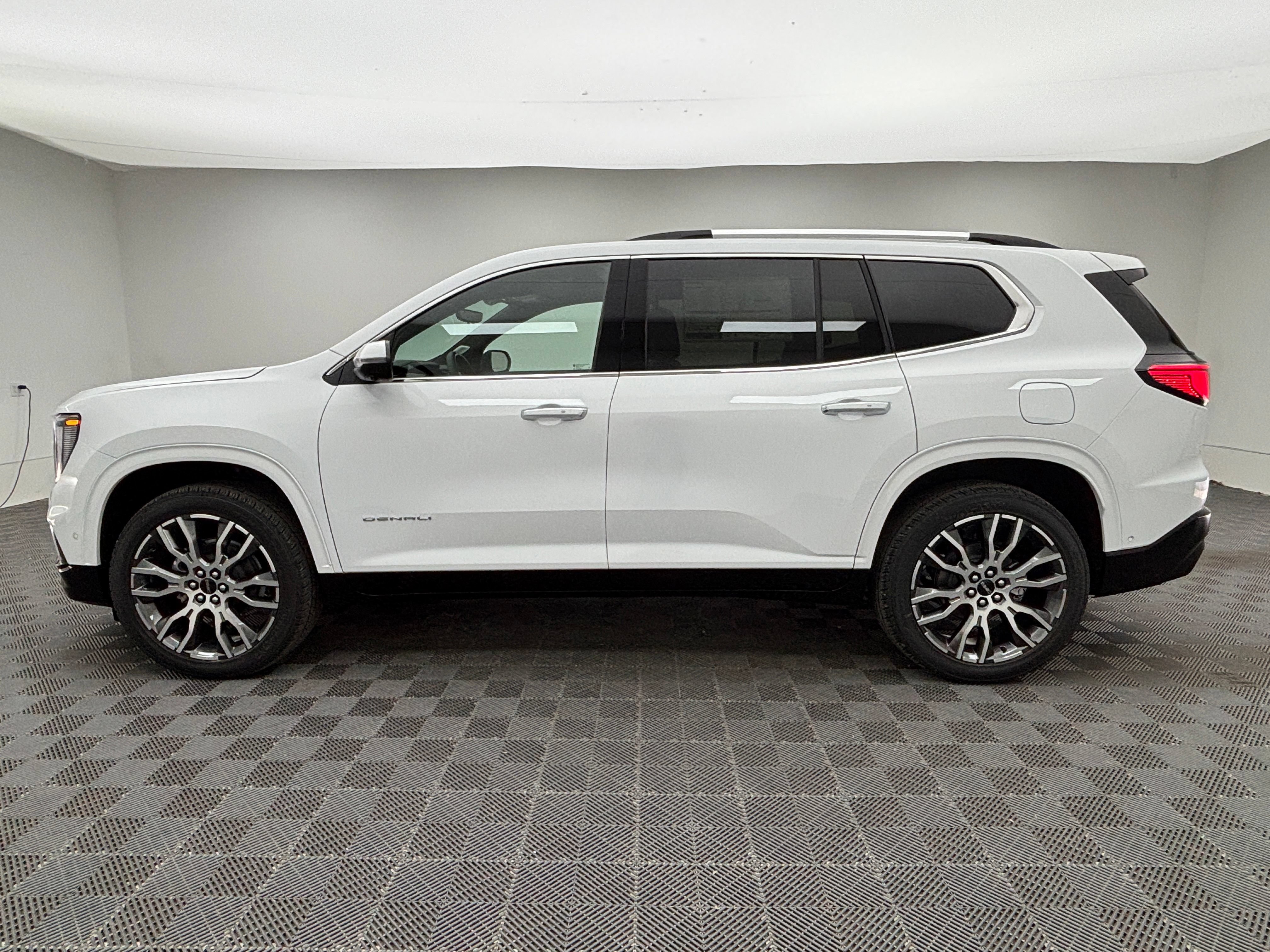 New 2026 GMC Acadia Denali Ultimate w/ LPO, Floor Liner Package AWD/4WD image 17