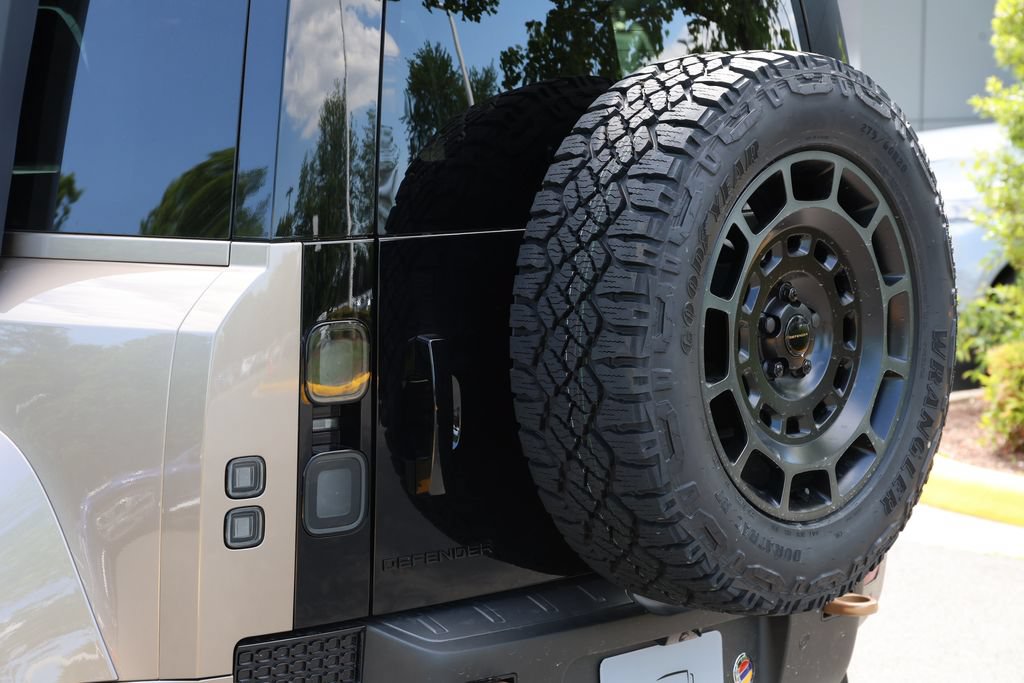 New 2026 Land Rover Defender 110 OCTA AWD/4WD image 11
