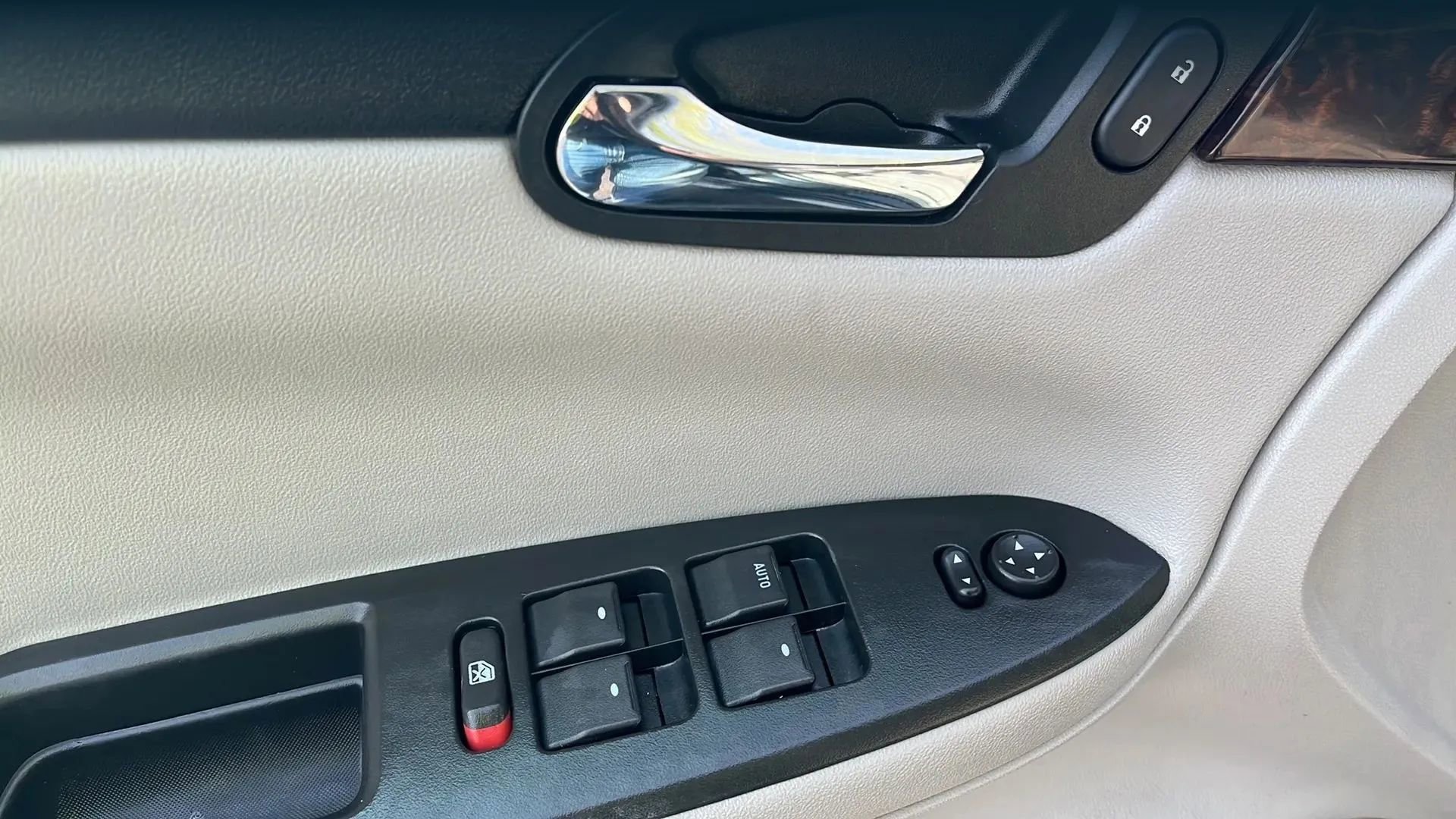 Used 2012 Chevrolet Impala LTZ FWD image 13