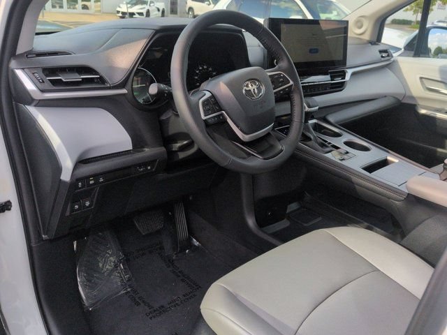 Certified 2025 Toyota Sienna XLE w/ XLE Plus Package AWD/4WD image 9