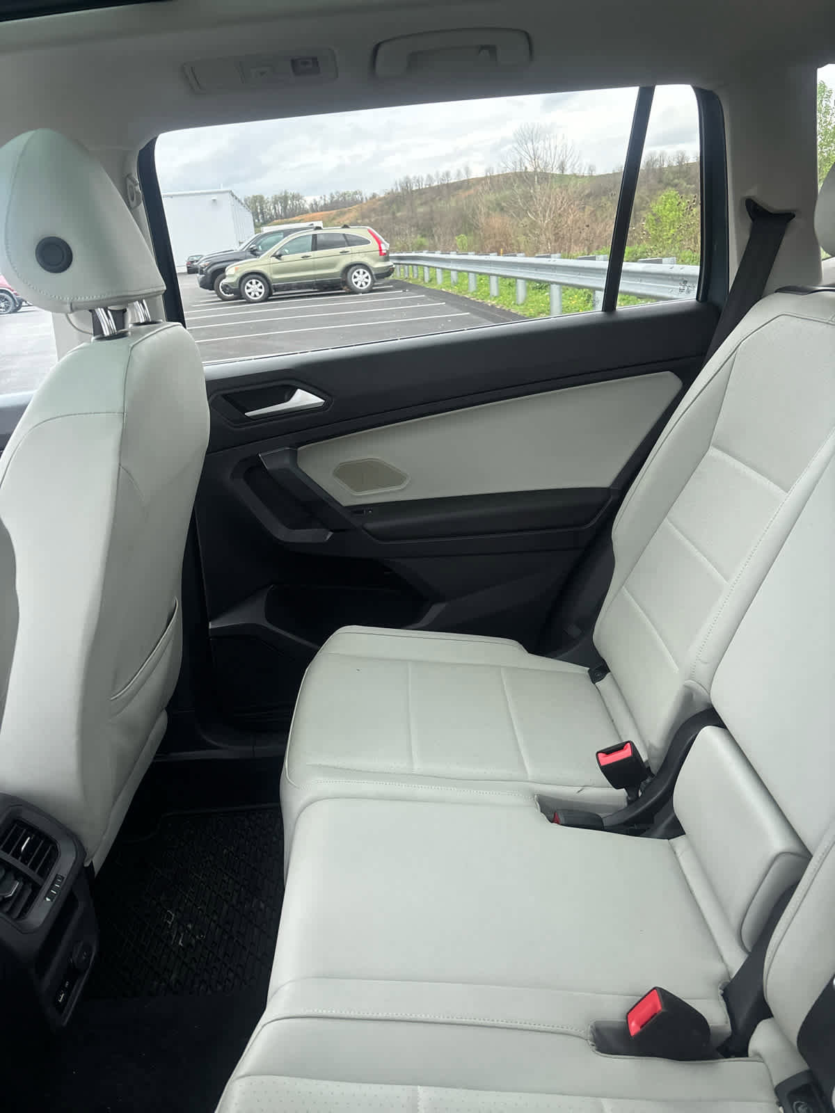 Used 2019 Volkswagen Tiguan SE w/ Panoramic Sunroof Package image 4