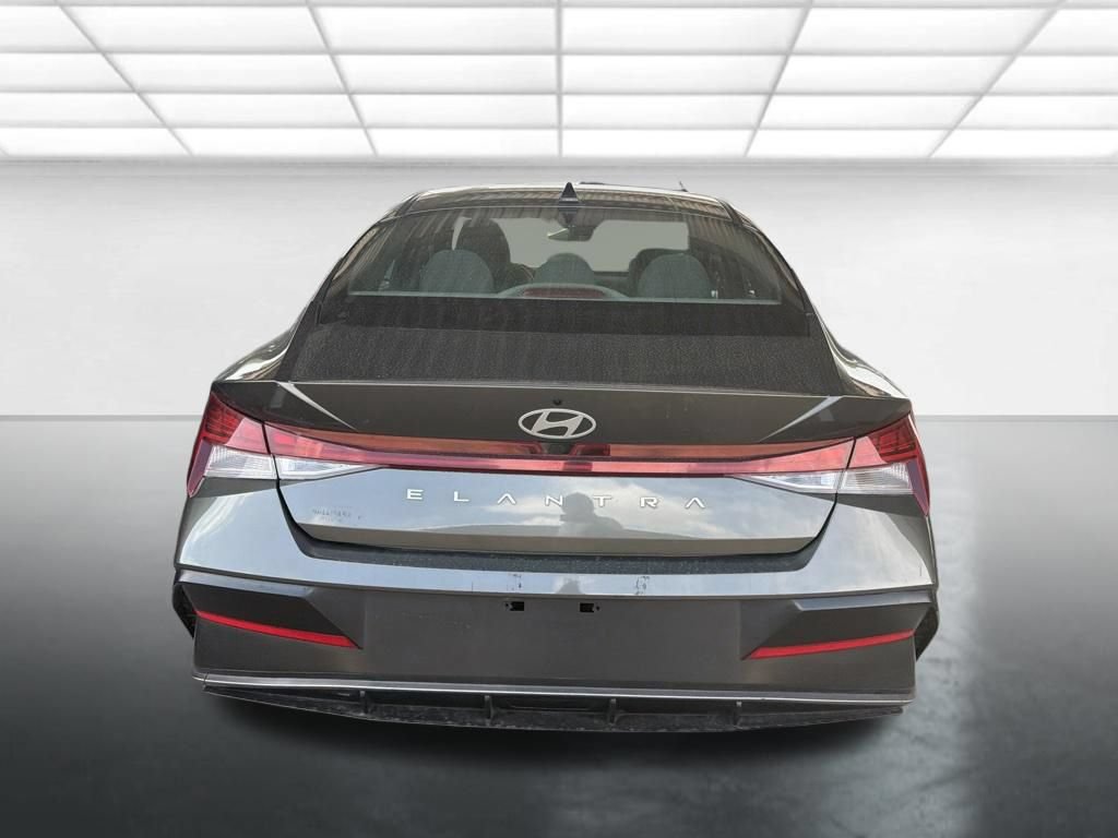 Used 2024 Hyundai Elantra SEL w/ Convenience Package FWD image 3