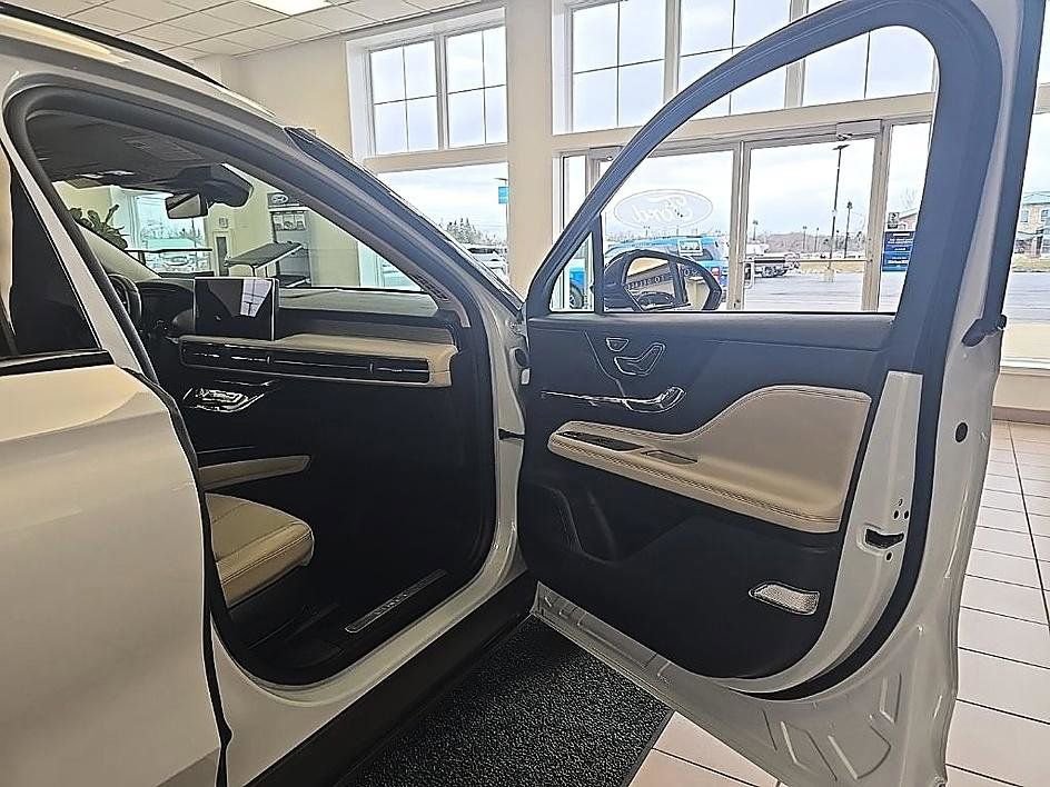 Used 2025 Lincoln Corsair AWD w/ Equipment Group 101A image 39