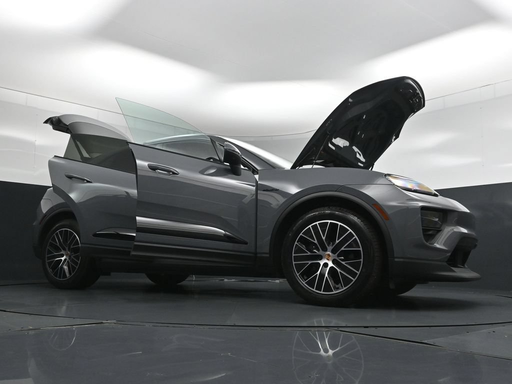 New 2025 Porsche Macan Electric RWD image 36