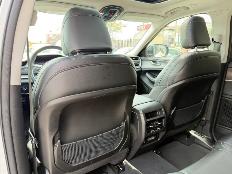 Used 2024 Jeep Grand Cherokee Limited image 16