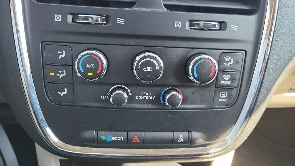 Used 2018 Dodge Grand Caravan SE image 32