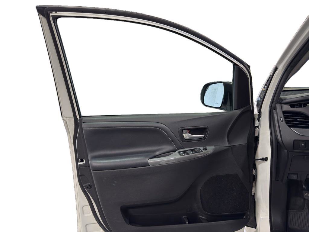 Used 2018 Toyota Sienna SE Premium FWD image 13
