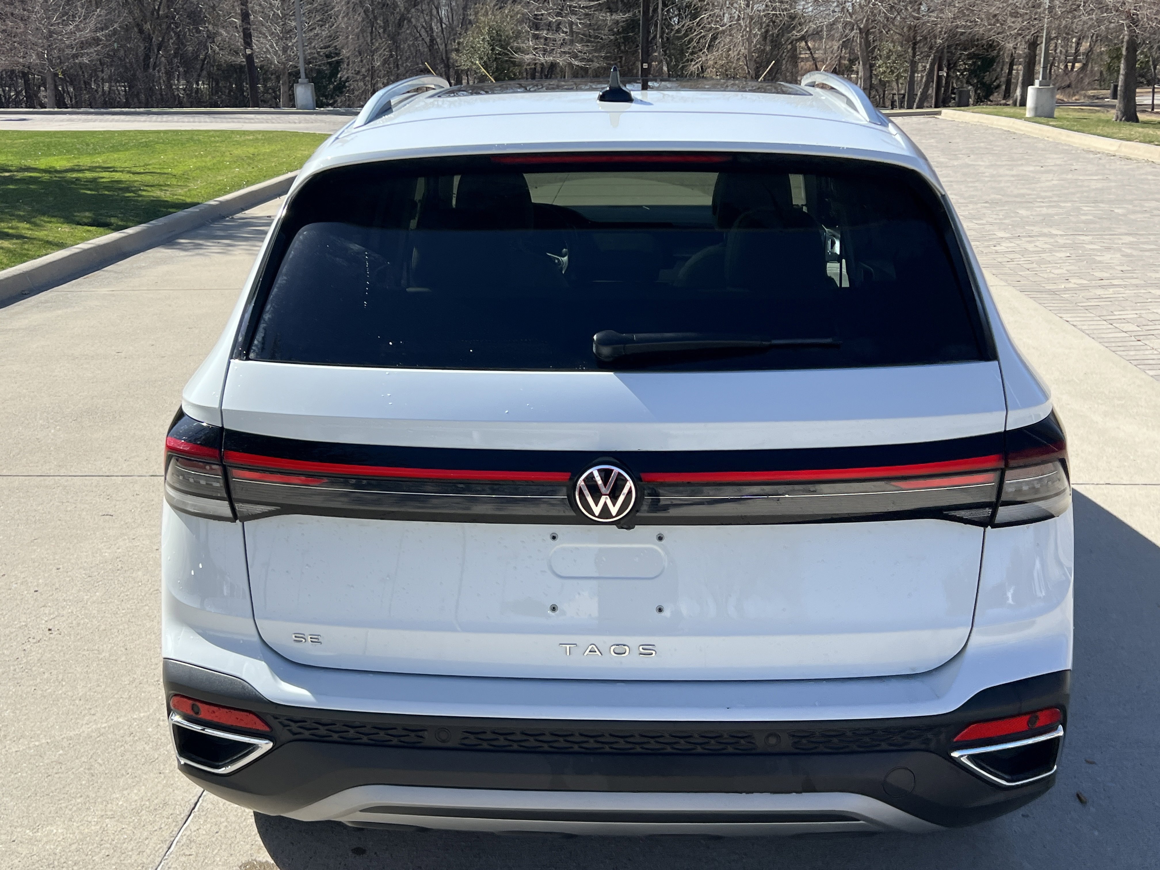 Certified 2025 Volkswagen Taos SE w/ Panoramic Sunroof Package FWD image 9