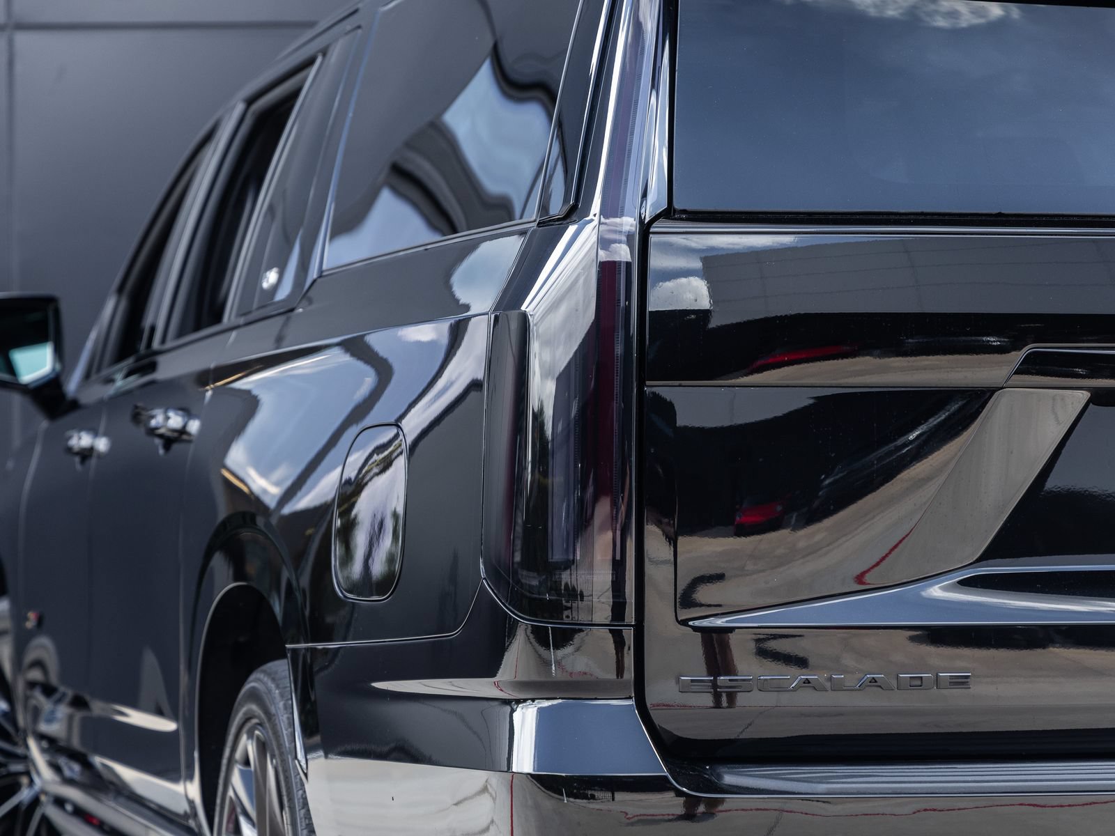 Used 2025 Cadillac Escalade ESV V AWD/4WD image 12