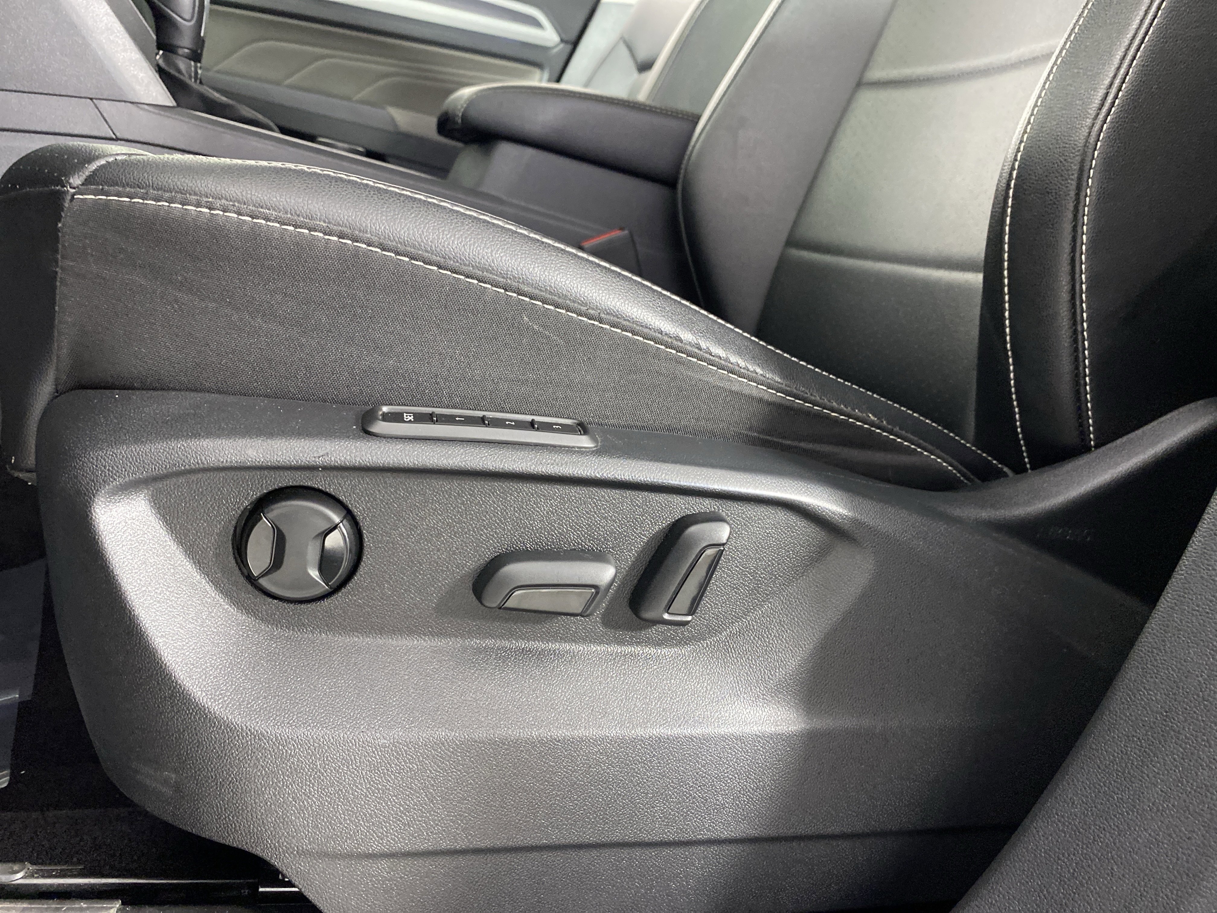 Used 2021 Volkswagen Atlas SEL R-Line image 19