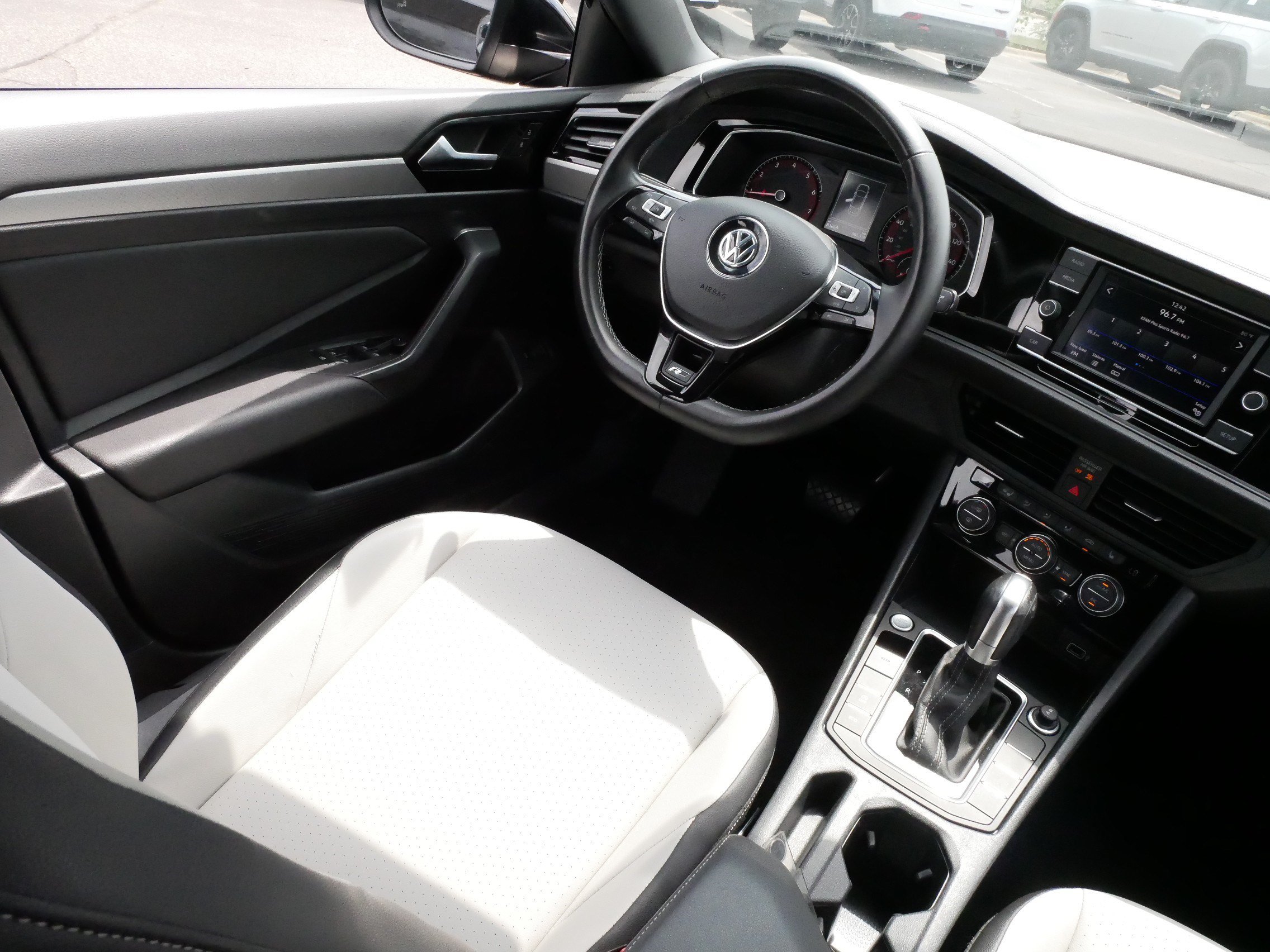 Used 2019 Volkswagen Jetta R-Line w/ R-Line Cold Weather Package FWD image 9