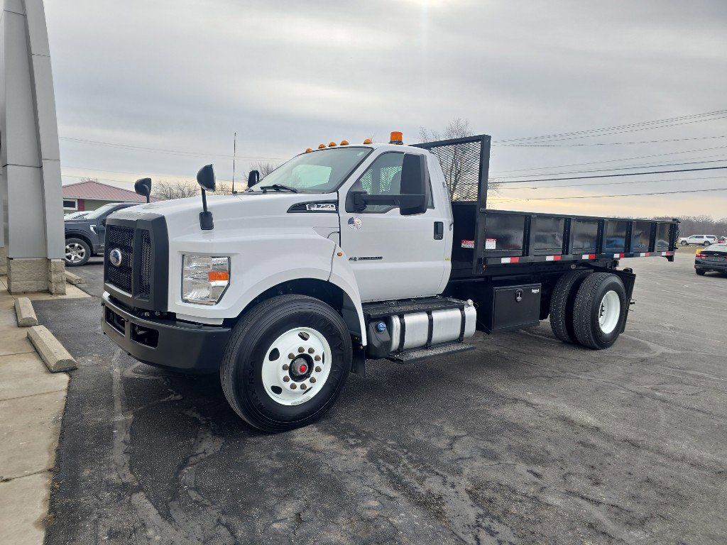 Used 2022 Ford F750 2WD Regular Cab Super Duty image 2