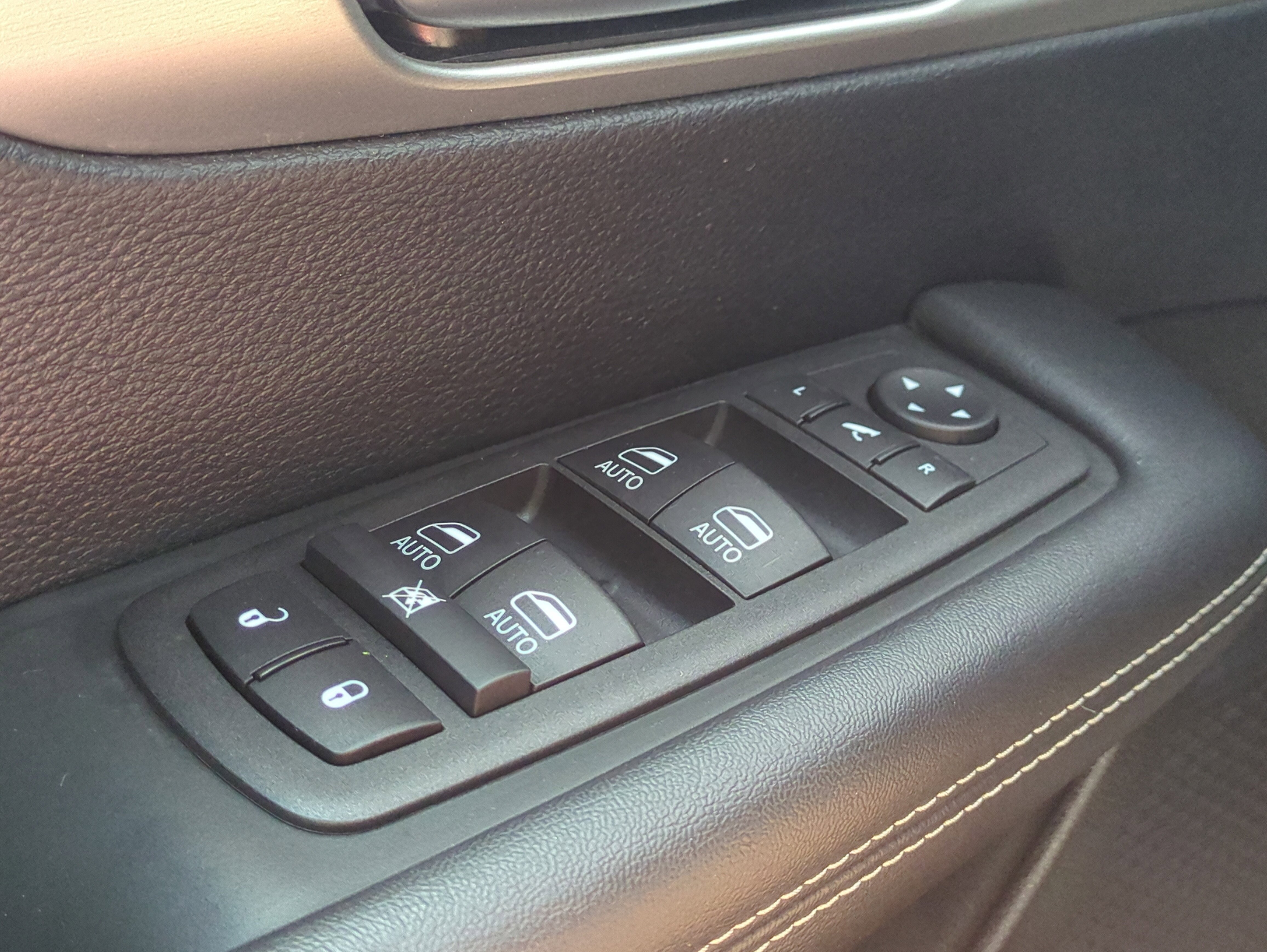 Certified 2023 Chrysler Pacifica Limited w/ Uconnect Theater Family Group image 25