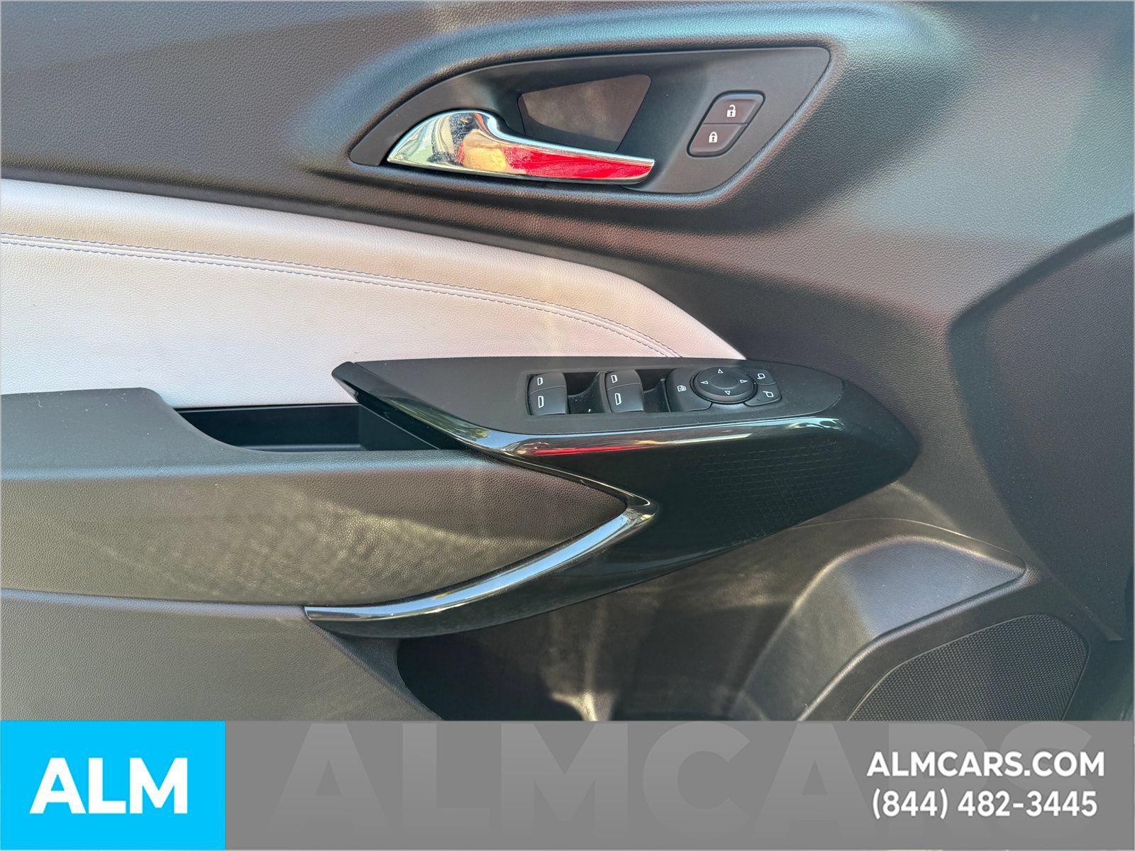 Used 2025 Chevrolet Trax LT FWD image 29